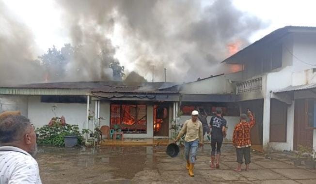 Rumah permanen milik Darmansyah, di Jorong Pasanehan, Nagari Lasi, kecamatan Canduang hangus terbakar, Jumat, (12/04/2024) sore.